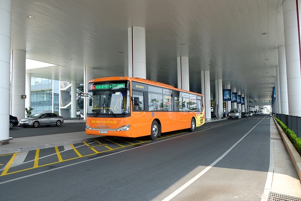 Xe buýt là phương tiện công cộng phổ biến tại cảng hàng không