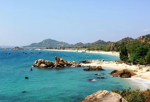 Thời điểm thích hợp nhất để du lịch tới hòn đảo xinh đẹp thuộc tỉnh Quảng Ninh này là từ tháng 4 đến tháng 9 mỗi năm.