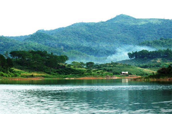 Hồ Khuôn Thần sở hữu vẻ đẹp nên thơ trữ tĩnh