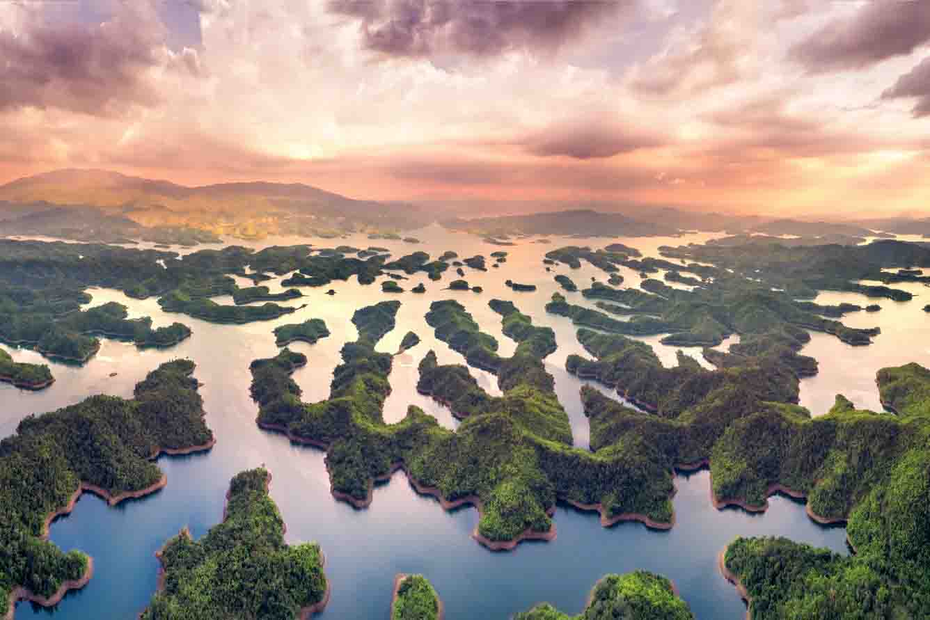 Hồ Tà Đùng hay còn có tên gọi khác là hồ thuỷ điện Đồng Nai 3, bởi đây là hồ có trữ lượng nước chính từ hệ thống thuỷ điện. 