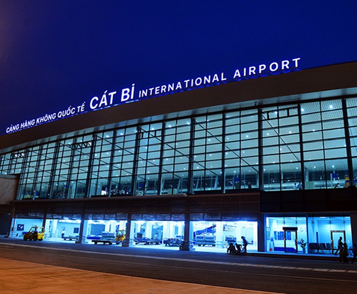 Sân bay Cát Bi là điểm hạ cánh của những khách du lịch di chuyển đến thành phố Hải Phòng bằng đường hàng không