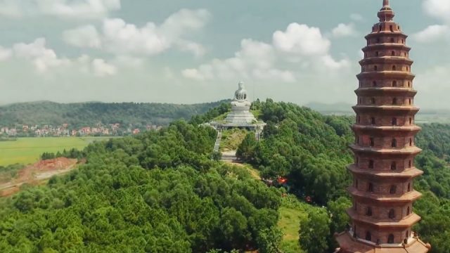 Chùa Phật Tích tọa lạc tại phía Nam của dãy núi Phật Tích, thuộc huyện Tiên Du, tỉnh Bắc Ninh.