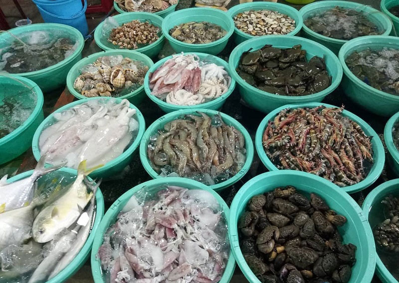 Chợ Hàng Dương bày bán đa dạng các loại hải sản biển tươi được chế biến sẵn với mức giá phải chăng