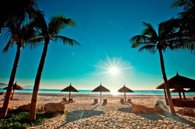 Biển Bãi Cháy là một trong những bãi biển đẹp nổi tiếng hàng đầu Việt Nam