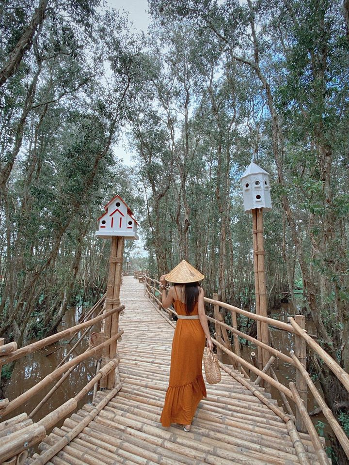 Rừng tràm Trà Sư có vị trí nằm tại ấp Văn trà, xã Văn Giáo, huyện Tịnh Biên tỉnh An Giang.