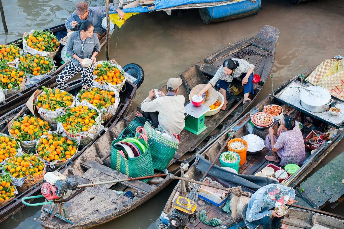 Chợ nổi Cái Bè có vị trí nằm ở đoạn sông Tiền Giang giáp giữa ba tỉnh Tiền Giang, Vĩnh Long và Bến Tre. 