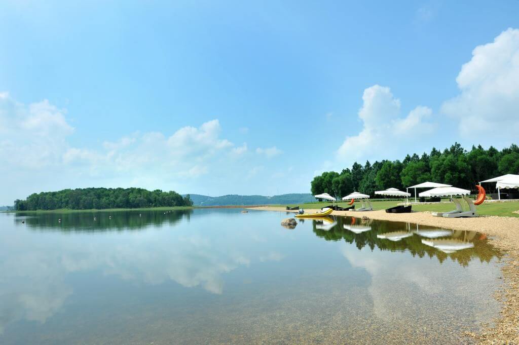 Hồ Đại Lải là hồ nhân tạo có diện tích lớn nhất Việt Nam.