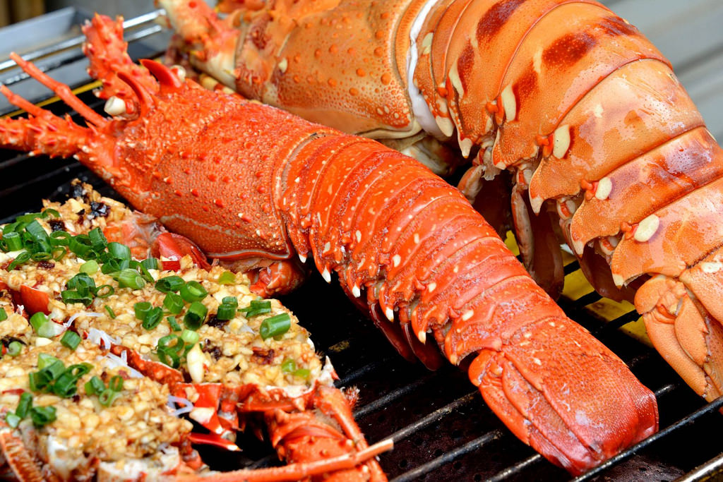 Tôm hùm đỏ là một trong những loại hải sản mang giá trị dinh dưỡng cao tại Côn Đảo