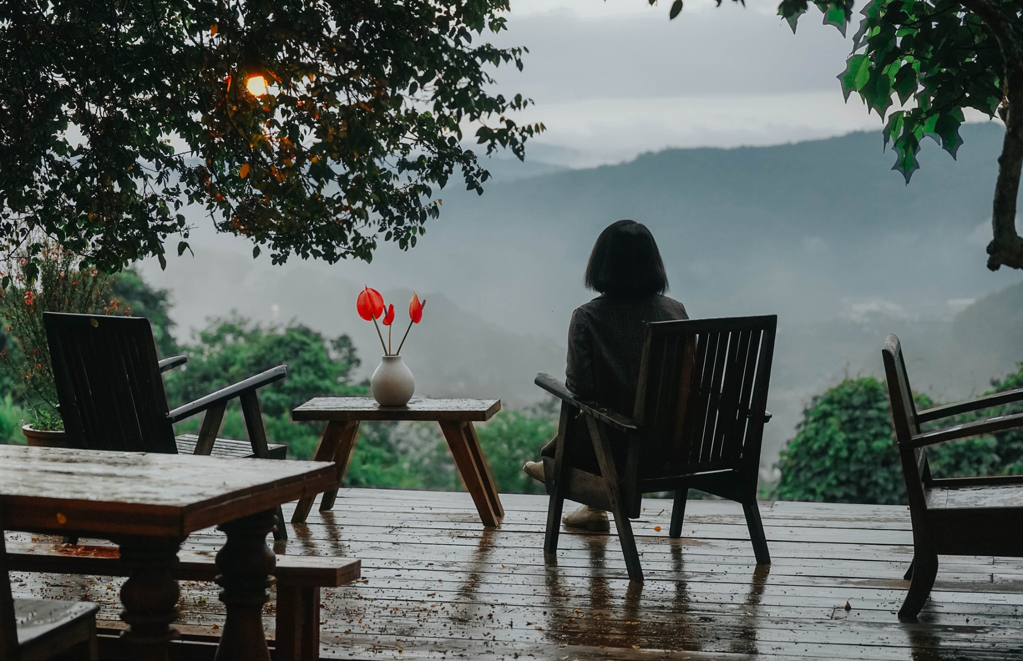 Các bạn cần mang theo ô hoặc áo mưa bởi Đà Lạt - Lâm Đồng có thể mưa vào bất kỳ thời điểm nào trong ngày.