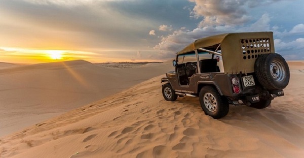 Thuê xe Jeep tốc độ cao khám phá đồi cát là dịch vụ du lịch độc đáo mới xuất hiện tại Bàu Trắng