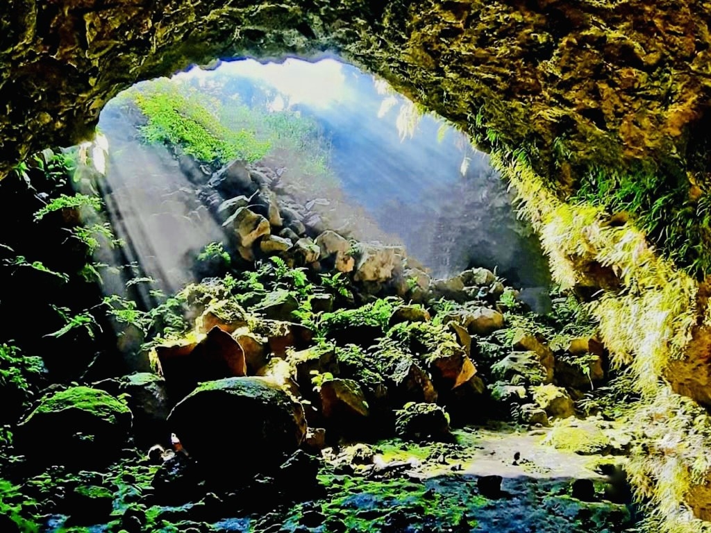 Hang động núi lửa Chư Bluk sở hữu vẻ đẹp hoang sơ và có phần bí ẩn