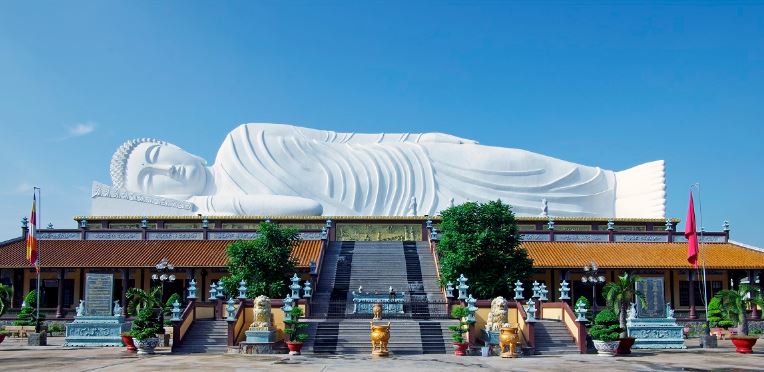 Chùa Hội Khánh nổi tiếng với bức tượng phật nhập niết bàn nằm