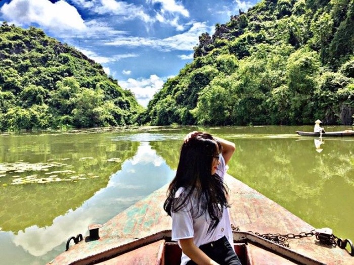 Đi thuyền trên hồ Quan Sơn bạn sẽ được chiêm ngưỡng bức tranh thuỷ mặc của thiên nhiên