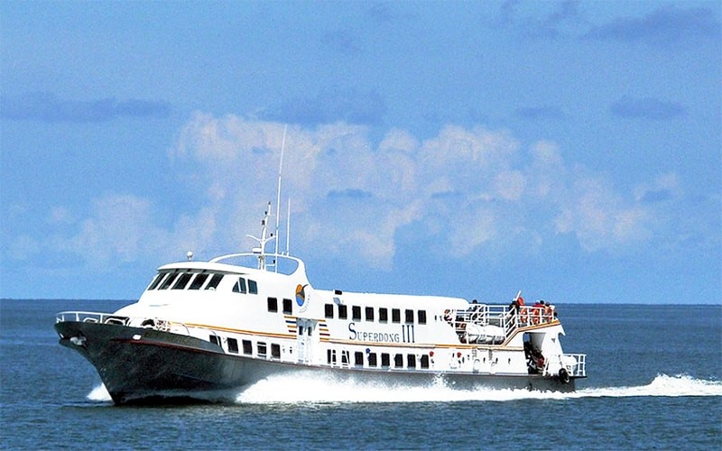 Du khách có thể di chuyển đến Kiên Giang bằng đường bộ và sau đó ra đảo Phú Quốc bằng tàu cao tốc