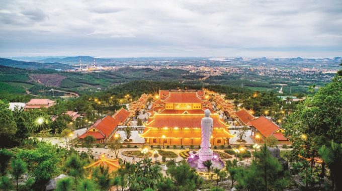 Chùa Ba Vàng là điểm du lịch nổi tiếng tại thành phố Uông Bí, tỉnh Quảng Ninh