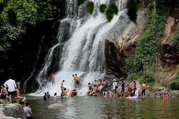 Khu du lịch thác Thăng Thiên tọa lạc trên dãy núi Viên Nam, huyện Kỳ Sơn, tỉnh Hoà Bình, cách Hà Nội khoảng 50km về phía Tây. 