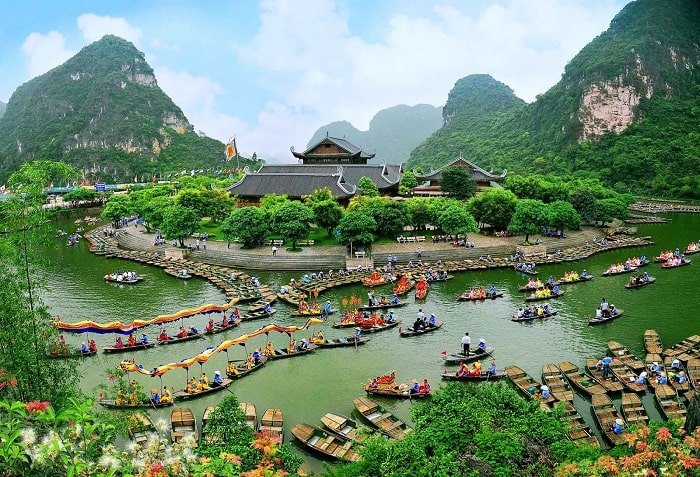 Khu du lịch quần thể danh thắng Tràng An chính là địa điểm nổi tiếng nhất tại Ninh Bình hiện nay.