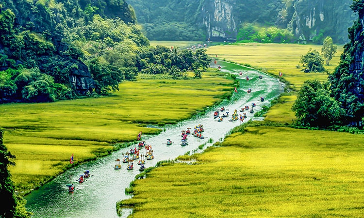 Tam Cốc - Bích Động nằm ở xã Ninh Hải, huyện Hoa Lư, đây là một địa điểm quen thuộc mà du khách chắc chắn không nên bỏ qua khi đặt chân tới Ninh Binh. 