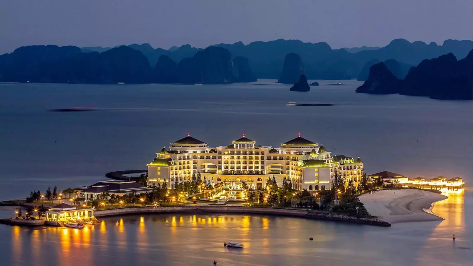 Vinpearl Resort & Spa Hạ Long là khu nghỉ dưỡng đầu tiên và duy nhất trên mặt biển tại miền Bắc Việt Nam