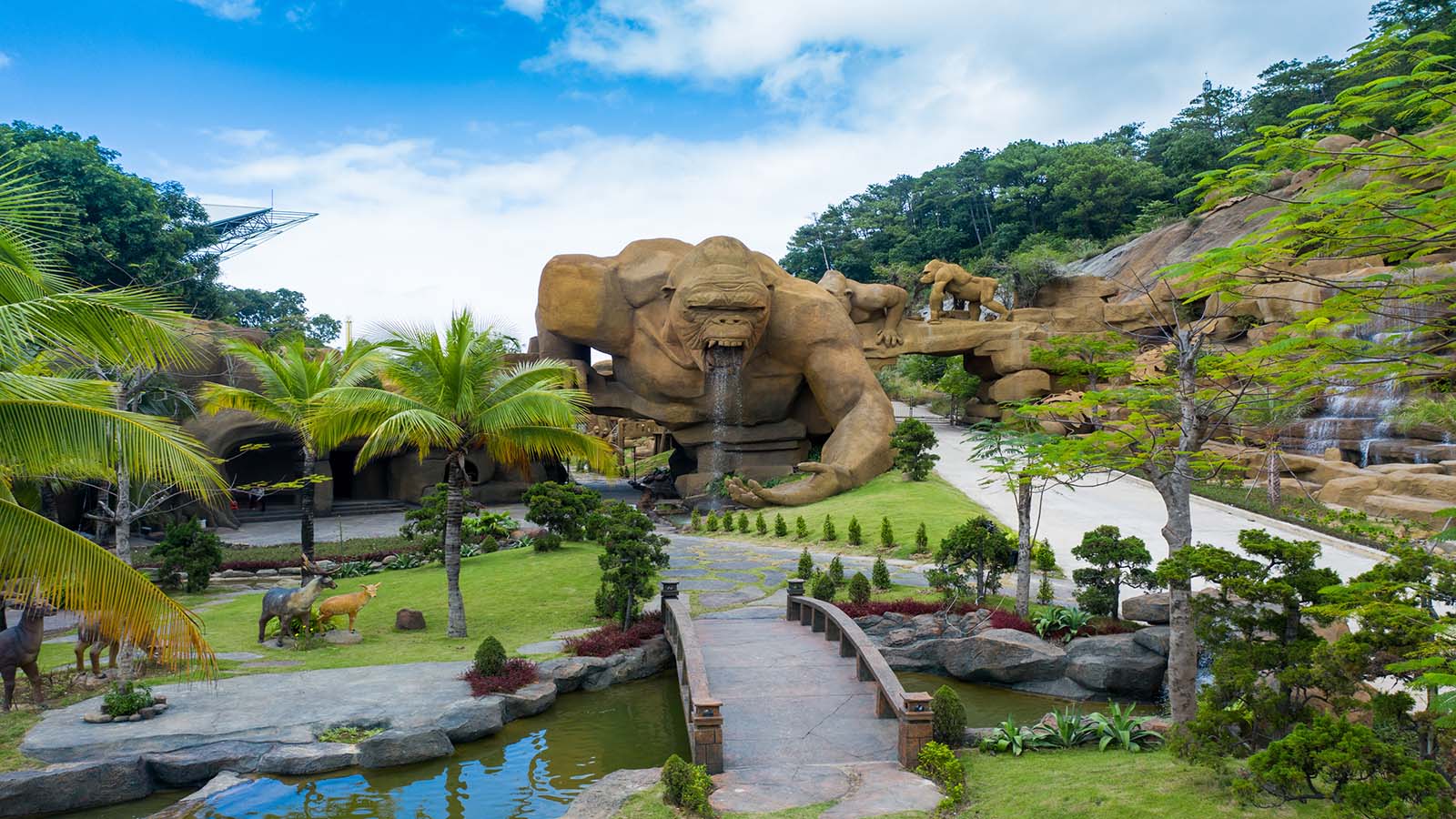 Bạn có thể tham gia rất nhiều trò chơi hấp dẫn tại công viên giải trí Tuần Châu Park