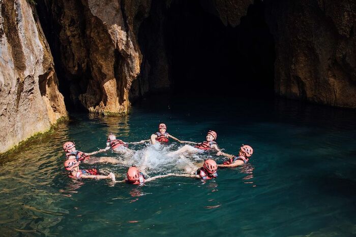 Bơi lội tại dòng sông ngầm chảy ra từ trong hang là một trong những hoạt động thú vị bạn nên thử