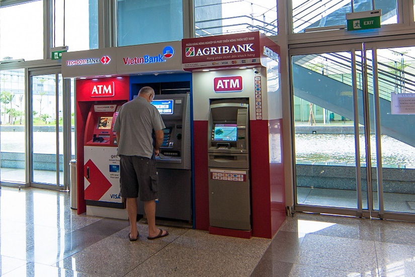 Hành khách có thể dễ dàng tìm thấy các quầy giao dịch, các cây ATM ngay bên trong sân bay Nội Bài
