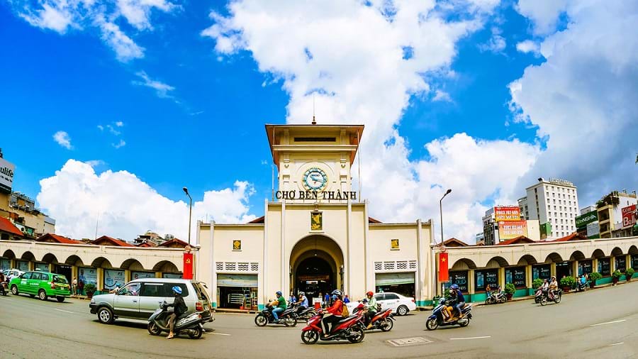 Chợ Bến Thành là khu chợ sầm uất bậc nhất Sài Gòn với 4 mặt đều giáp các tuyến đường lớn