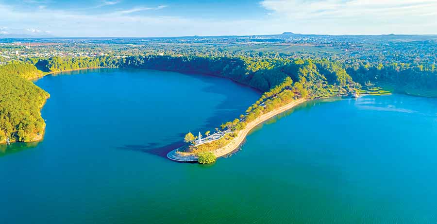 Biển Hồ là địa danh du lịch nổi tiếng được bao quanh bởi những rừng thông xanh ngát