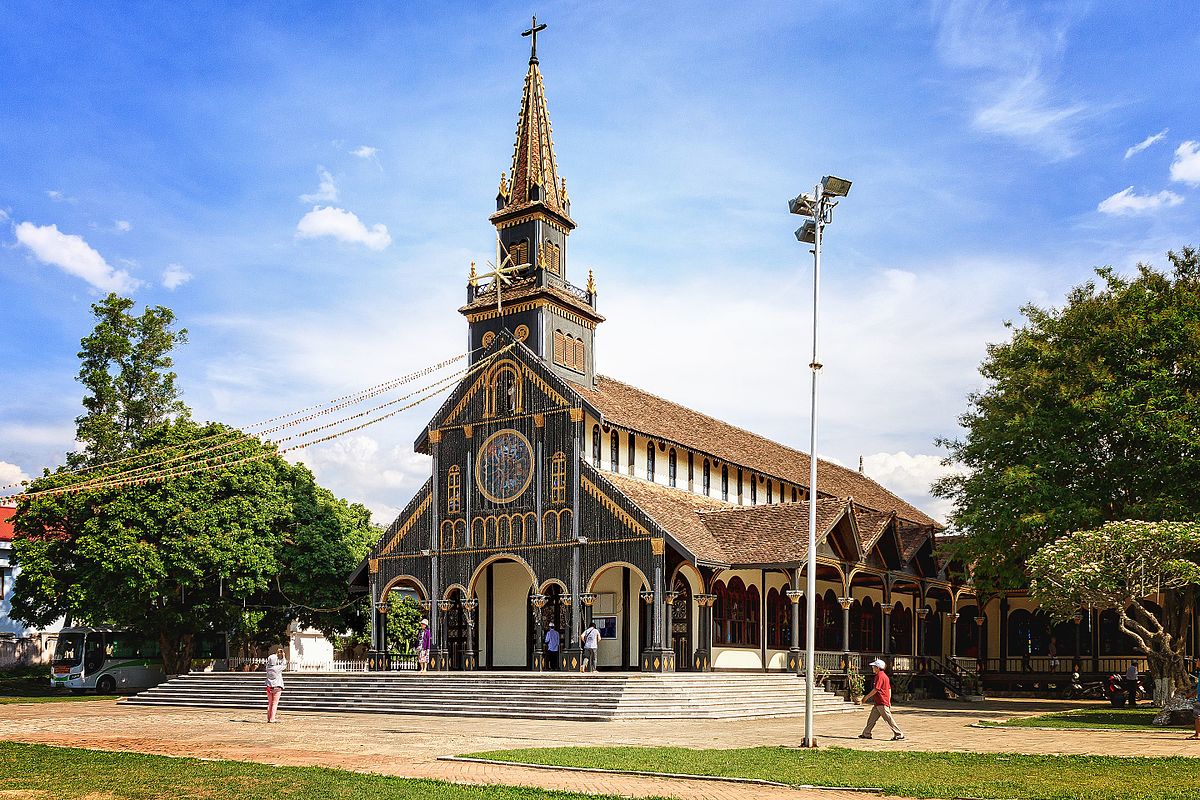 Địa điểm đầu tiên mà khách hàng nên bắt đầu cho chuyến hành trình của mình đó là đi tham quan nhà thờ gỗ Kon Tum. 