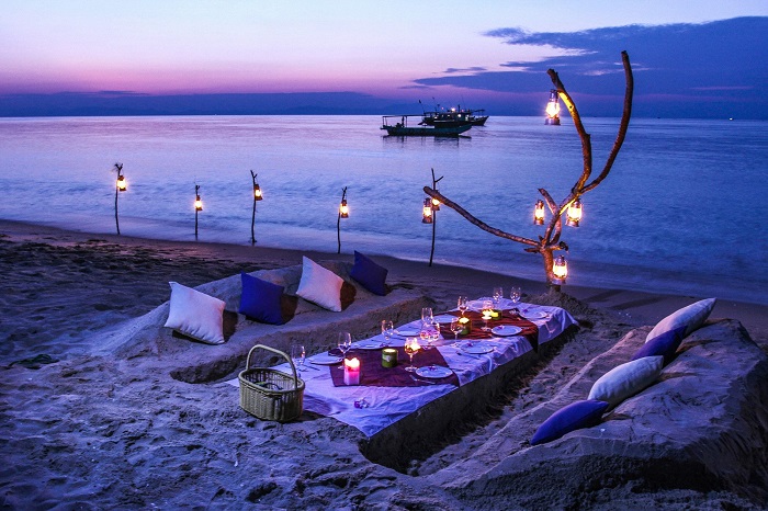 Bãi Hồng Vàn được coi là bãi tắm đẹp và dài nhất tại đảo Cô Tô với làn nước xanh mát ôm trọn bờ cát trắng mịn