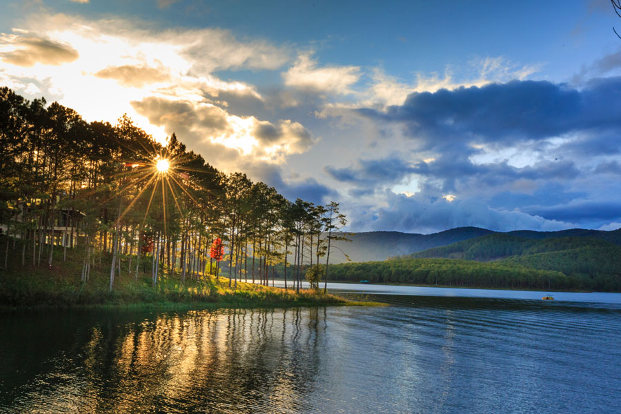 Được bao bọc bởi rừng thông xanh, hồ Tuyền Lâm mang trong mình vẻ đẹp hoang sơ thơ mộng