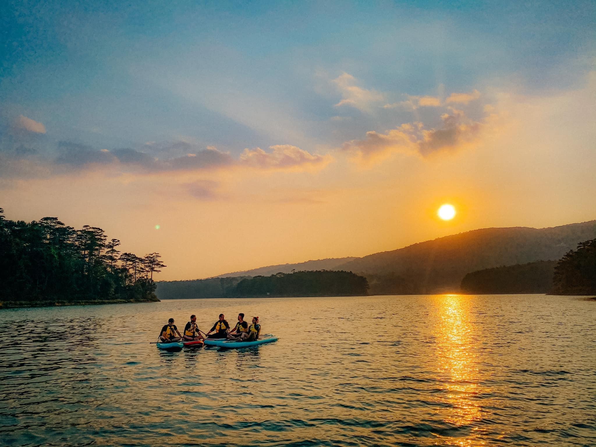 Đi thuyền vãn cảnh là trải nghiệm bạn không nên bỏ lỡ khi ghé thăm hồ Tuyền Lâm
