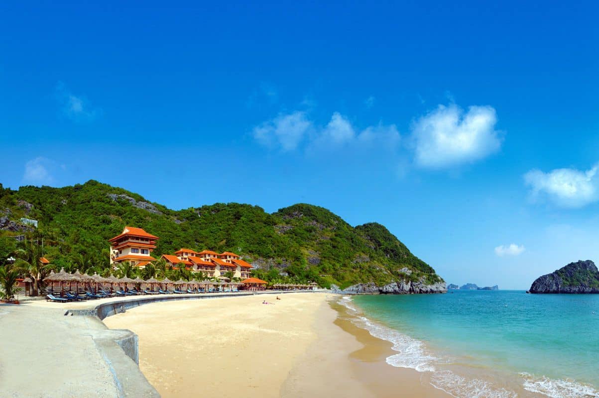 Biển Đồ Sơn thu hút hàng ngàn du khách mỗi năm