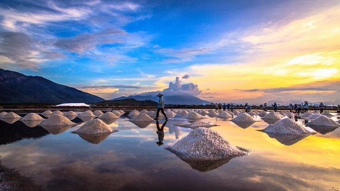 Cánh đồng muối Sa Huỳnh là nơi lưu giữ nét đẹp lao động của nghề làm muối