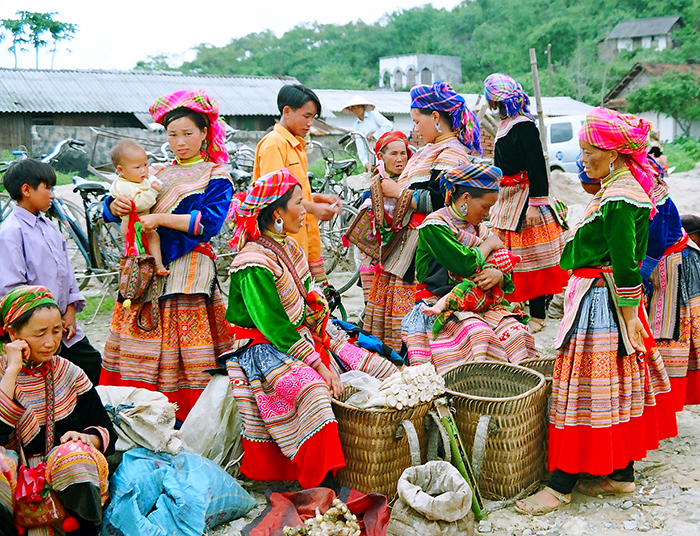 Đến với Tả Sìn Thàng, du khách sẽ được chiêm ngưỡng khu chợ vẫn còn lưu giữ nhiều nét đẹp văn hoá đặc trưng của đồng bào dân tộc thiểu số vùng cao Tủa Chùa.