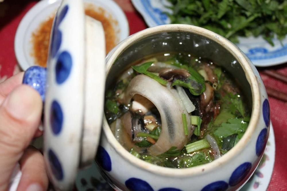 Đây là món ăn nổi tiếng mà chỉ khi đi Phú Yên du khách mới được thưởng thức món mắt cá ngừ đại dương béo ngậy và thơm ngon. 