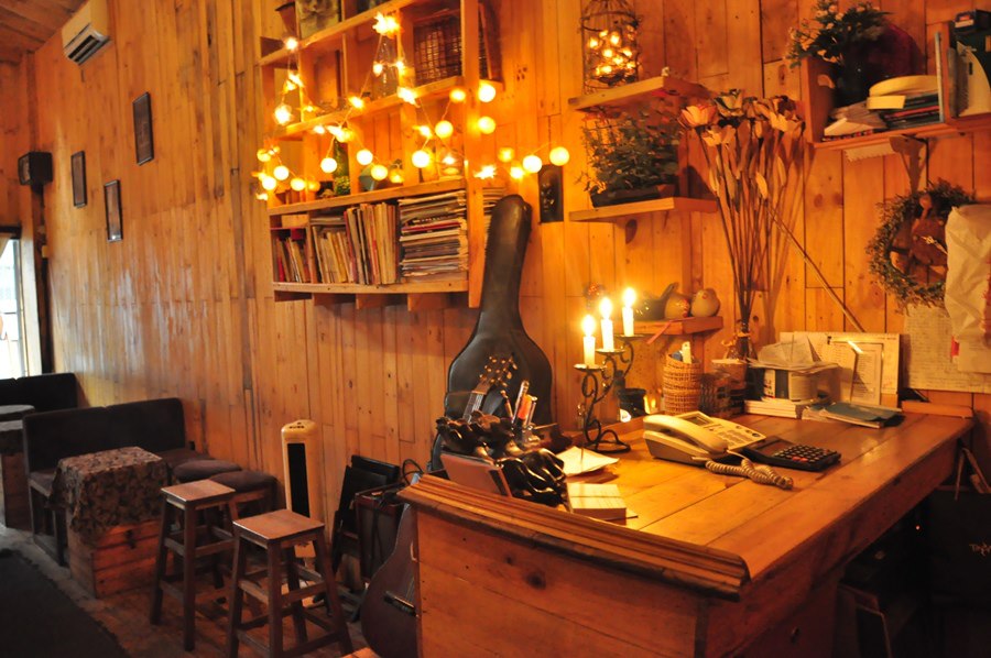 Cung Tơ Chiều Cafe được bài trí theo phong cách ấm cúng và bí ẩn
