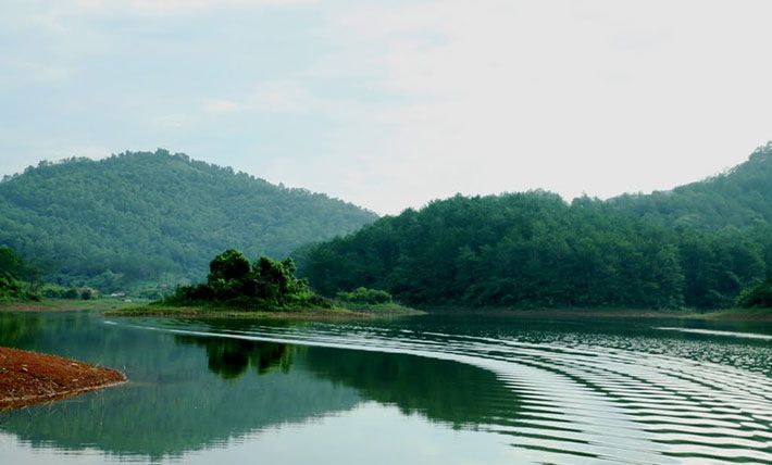 Bên trong khu du lịch sinh thái Khuôn Thần là khu quần thể rừng và hồ kết hợp lại với nhau tạo nên một không gian xanh dễ chịu và bình yên. 