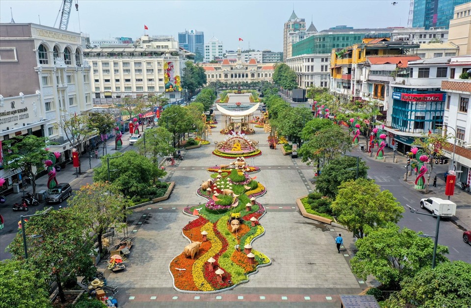 Phố đi bộ Nguyễn Huệ là điểm vui chơi nổi tiếng hấp dẫn du khách từ khắp nơi đổ về