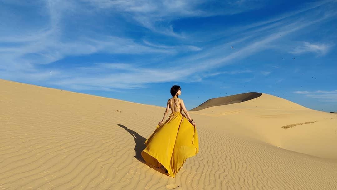 Cồn cát Quang Phú thu hút nhiều khách du lịch trong và ngoài nước tới thăm là bởi những triền cát trắng trải dài và đẹp lung linh.