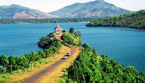 Hồ Tơ Nưng hay còn có tên gọi khác là Biển Hồ nước ngọt quyến rũ nhất nằm ở phía Tây thành phố.