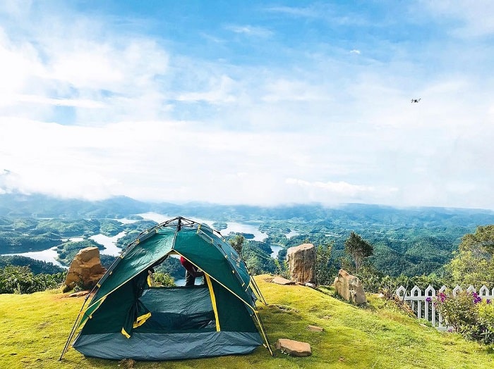 Cắm trại tại hồ Tà Đùng là một trong những trải nghiệm mà bạn nhất định không thể bỏ qua