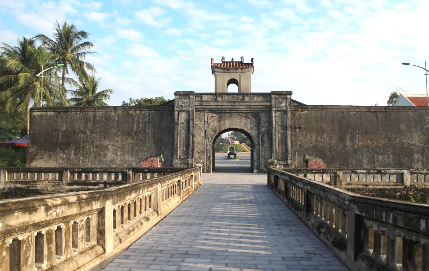Thành Cổ Quảng Trị được nằm ở bên dòng sông Thạch Hãn và được biết đến qua cuộc chiến khốc liệt 81 ngày đêm bảo vệ thành trong lịch sử dân tộc.