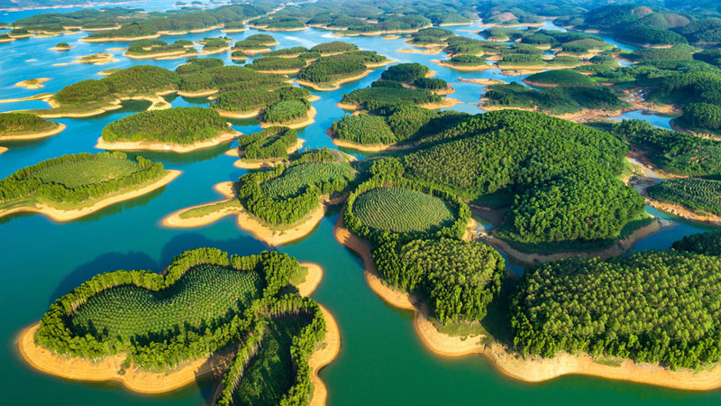 Hồ Thác Bà sở hữu vẻ đẹp xanh tươi ngút ngàn