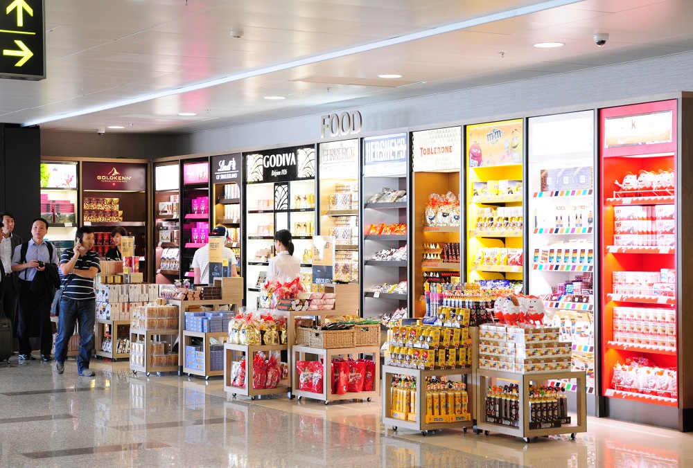 Hệ thống cửa hàng miễn thuế bày bán đa dạng các loại sản phẩm bánh kẹo, thực phẩm cao cấp