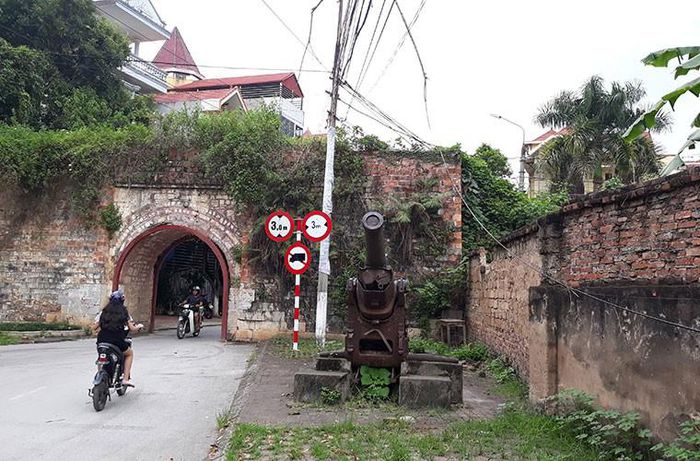 Thành cổ Lạng Sơn toạ lạc tại phường Chi Lăng và là một trong những di tích lịch sử cấp Quốc Gia cần được bảo tồn. 