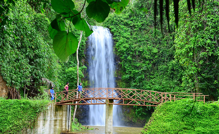 Rừng cây quanh thác Pau Suh đem đến cho du khách cảm giác khoan khoái, dễ chịu