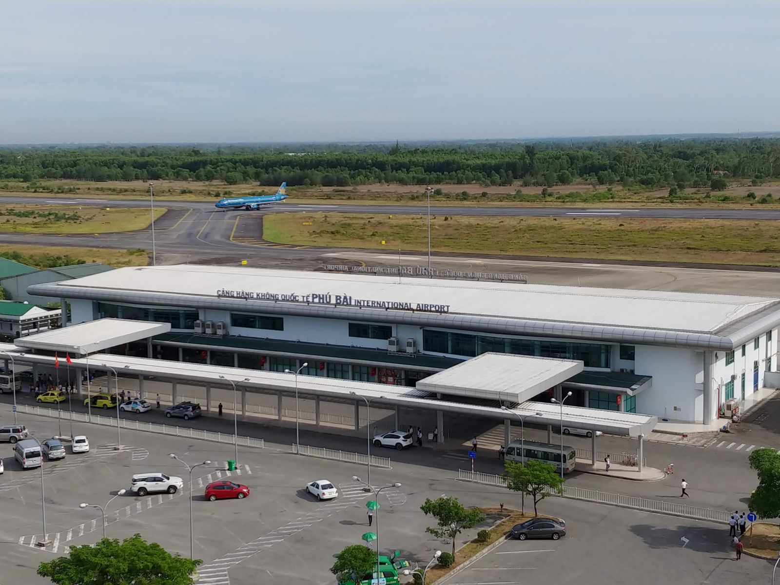 Sân bay quốc tế Phú Bài toạ lạc tại thị xã Hương Sơn, tỉnh Thừa Thiên Huế