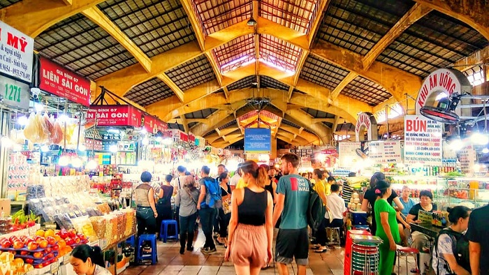 Du khách có thể thoả thích mua sắm, ăn uống và vui chơi tại chợ Bến Thành