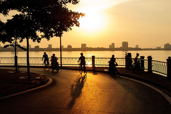 Hồ Tây nằm tại quận Tây Hồ và là hồ nước tự nhiên lớn nhất trong khuôn viên nội thành Hà Nội.
